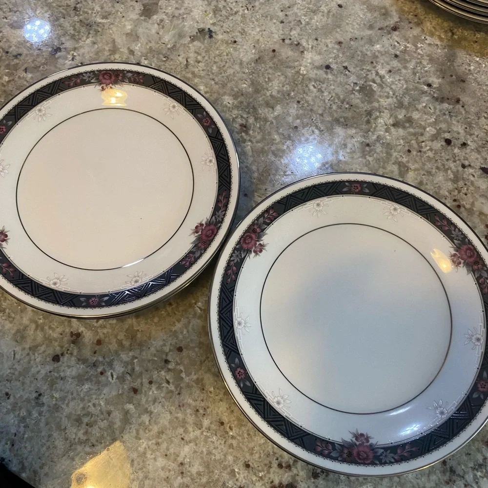 NORITAKE ETIENNE 8 BREAD PLATES6 & 1/2”‎